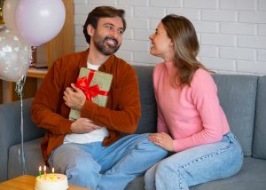 Read more about the article The Ultimate Guide to Anniversary Gifts for Him: Top Ideas for Every Budget